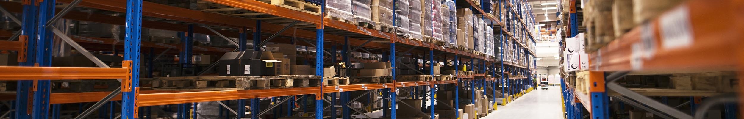 Interior of large distribution warehouse with shelves stacked wi Endüstriyel Taşımacı