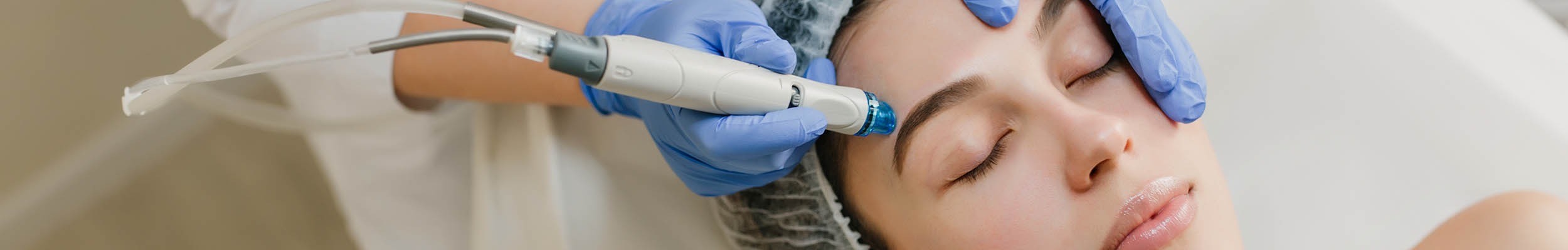View from above rejuvenation of beautiful woman enjoying cosmetology procedures in beauty salon. Dermatology, hands in blue glows, healthcare, therapy, botox. Epilasyon Uzmanı Kimdir?